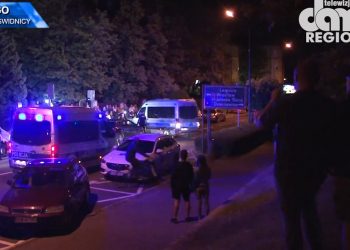 Zabójstwo 10-latki. Rozgniewany tłum pod Prokuraturą Okręgową w Świdnicy