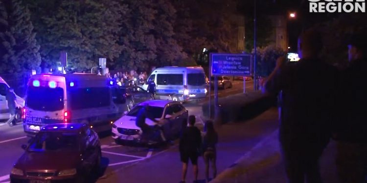 Zabójstwo 10-latki. Rozgniewany tłum pod Prokuraturą Okręgową w Świdnicy