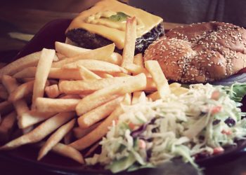 Uważaj na jedzenie w podróży. UOKiK ostrzega