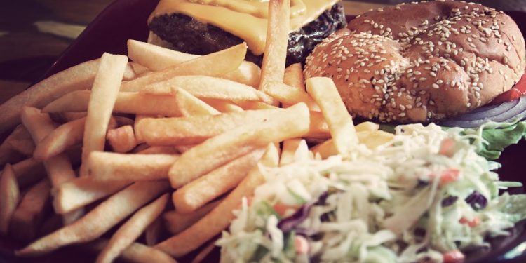 Uważaj na jedzenie w podróży. UOKiK ostrzega