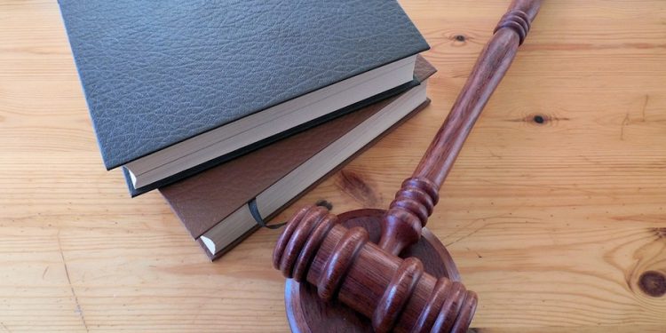 Miał kilkadziesiąt nagrań pornografii dziecięcej. Sąd skazał go na… 3 miesiące