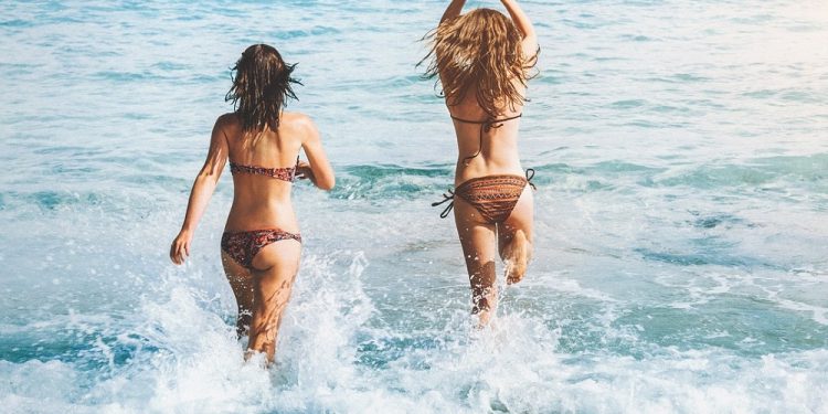 Warmińsko-mazurskie: Dwie nastolatki kąpały się nago w jeziorze. Sprawa trafi do sądu