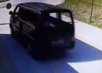 Karawan jechał wężykiem. Kierowca był zupełnie pijany