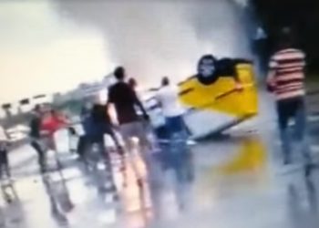 Kierowcy ugasili pożar samochodu. W środku był mężczyzna [WIDEO]