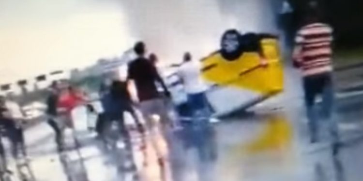 Kierowcy ugasili pożar samochodu. W środku był mężczyzna [WIDEO]