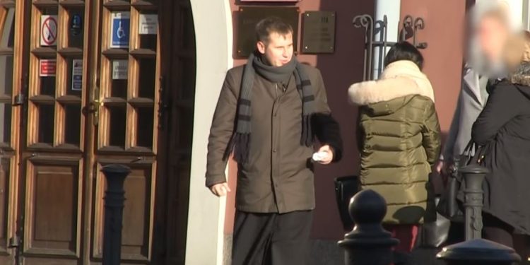 Młody ksiądz „idzie na urlop”. Tajemniczy wpis na FB