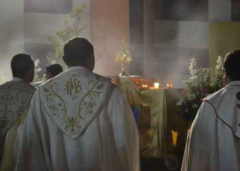 Ksiądz poinformował o śmierci duchownego. Drugi kapłan się oburzył