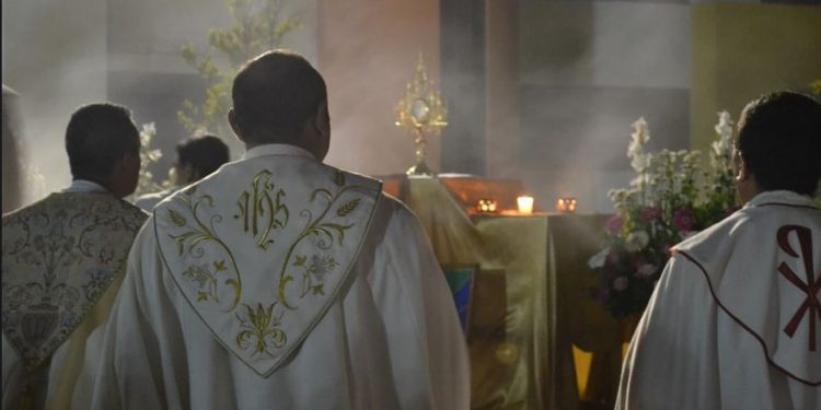 Ksiądz poinformował o śmierci duchownego. Drugi kapłan się oburzył