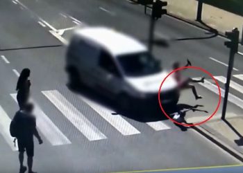 Potrąciła na przejściu dla pieszych matkę z 5-letnim dzieckiem [WIDEO]