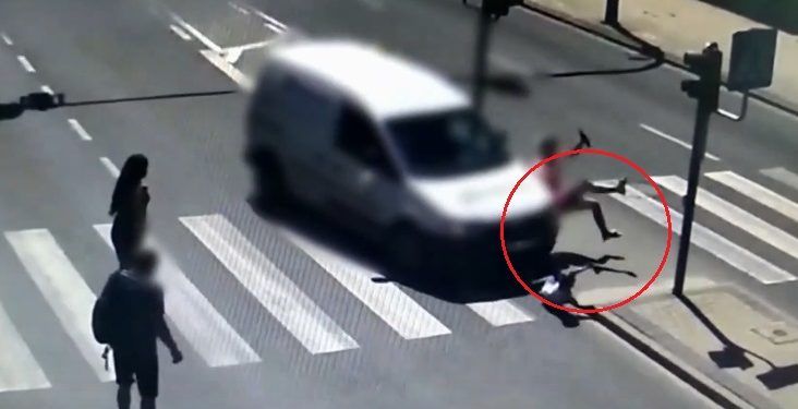 Potrąciła na przejściu dla pieszych matkę z 5-letnim dzieckiem [WIDEO]