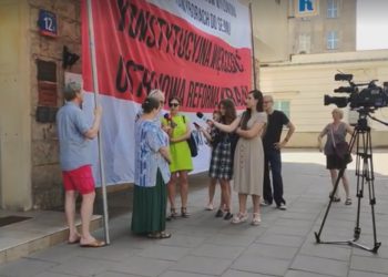 Obywatele RP mają już dość. Protestują pod biurami partii opozycyjnych