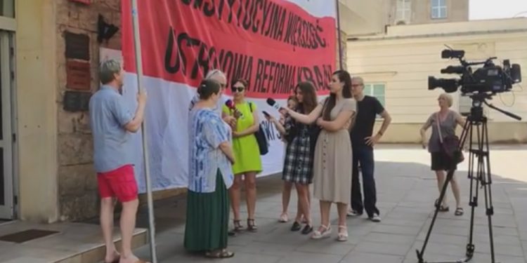 Obywatele RP mają już dość. Protestują pod biurami partii opozycyjnych