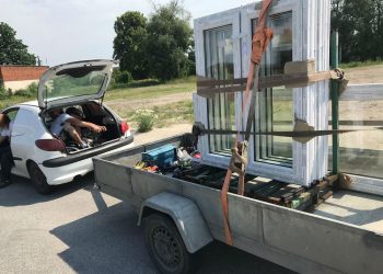 Toruń: Jechał w bagażniku pod kocami. Funkcjonariusze zatrzymali auto