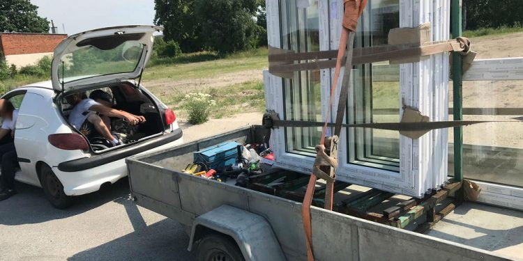 Toruń: Jechał w bagażniku pod kocami. Funkcjonariusze zatrzymali auto