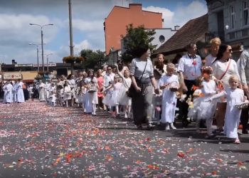 Ks. Wachowiak skrytykował chłopca, który sypał kwiatki na procesji