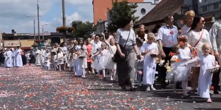 Ks. Wachowiak skrytykował chłopca, który sypał kwiatki na procesji