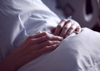 szpital dłonie na łóżku