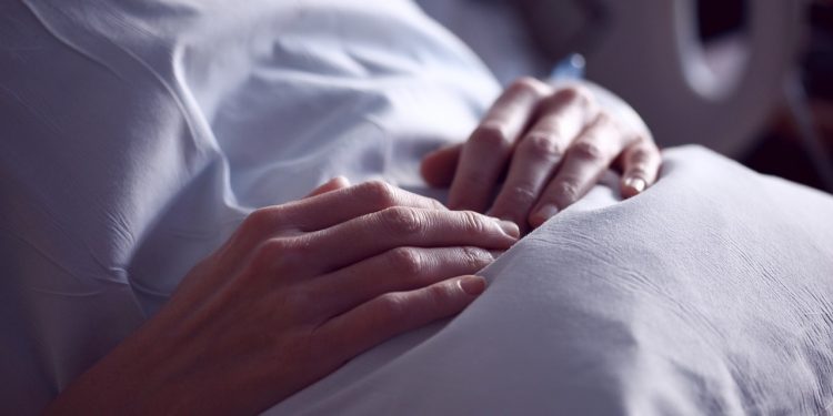 szpital dłonie na łóżku