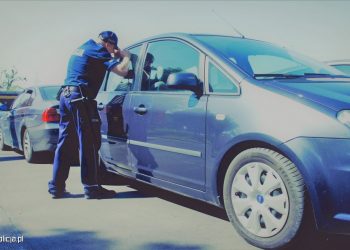 Zostawił wnuczkę w rozgrzanym samochodzie. Dziecko uratowali policjanci