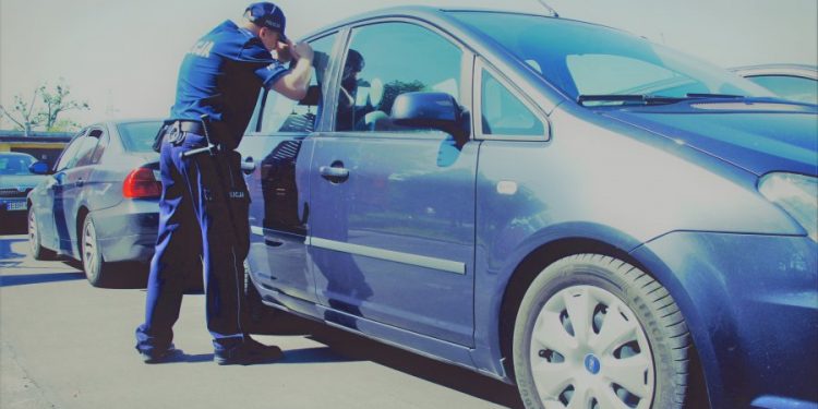 Zostawił wnuczkę w rozgrzanym samochodzie. Dziecko uratowali policjanci