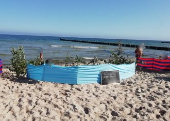 Nietypowy „wyczyn” turysty nad Bałtykiem. Sam parawan to za mało?