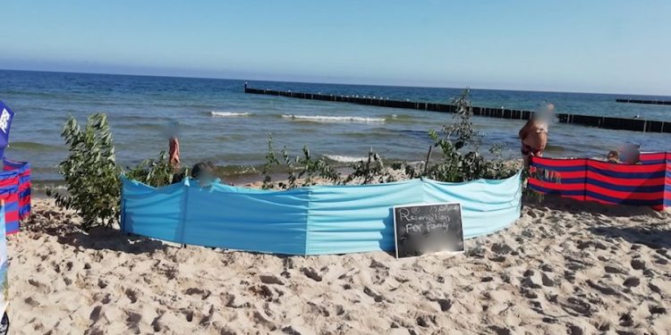 Nietypowy „wyczyn” turysty nad Bałtykiem. Sam parawan to za mało?