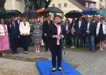 Opozycja wyśmiewa podest Beaty Szydło. Internauci odpowiadają