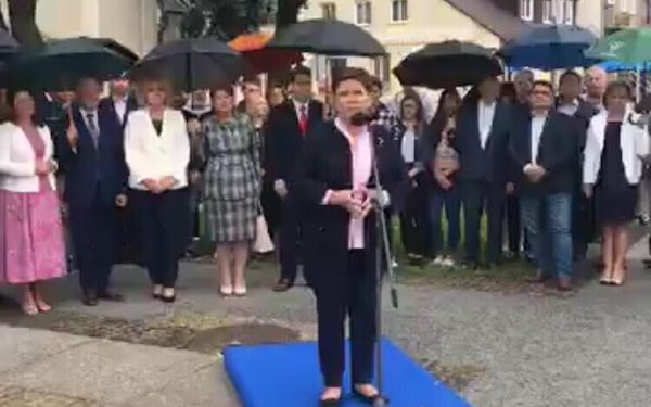 Opozycja wyśmiewa podest Beaty Szydło. Internauci odpowiadają