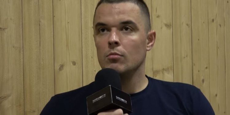 Dawid Janczyk zabrał głos ws. zdjęć, na których siedzi pod ścianą