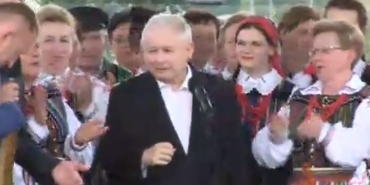 Nietypowa sytuacja na pikniku PiS. Jarosław Kaczyński otrzymał prezent