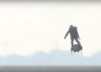 Próbował przelecieć nad kanałem La Manche. Spadł do wody