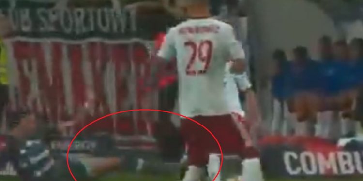 Brutalny faul piłkarza Lechii Gdańsk. Zawodnik wyleciał z boiska [WIDEO]