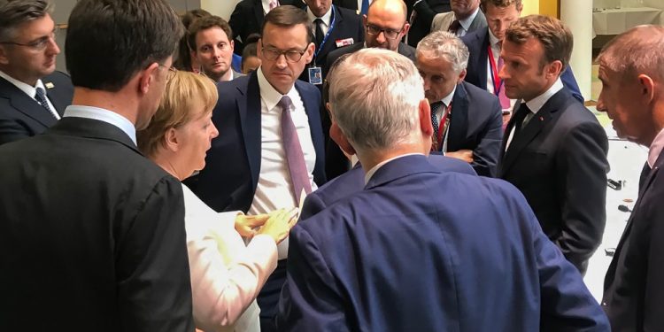 „Rozumiem frustrację opozycji”. Morawiecki odpowiada Schetynie