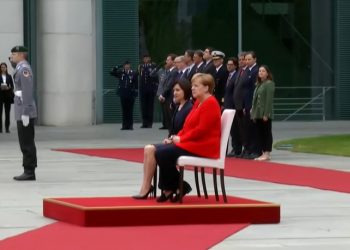 Merkel znów siedziała podczas hymnu. Ukrywała atak drgawek?