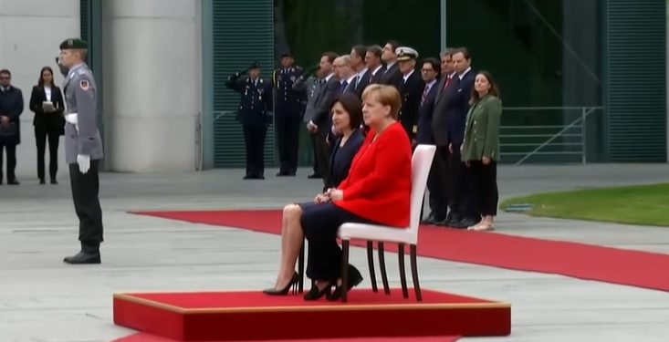 Merkel znów siedziała podczas hymnu. Ukrywała atak drgawek?