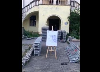 Spór o synagogę w Krakowie. Naczelny rabin przeszedł przez ogrodzenie [WIDEO]