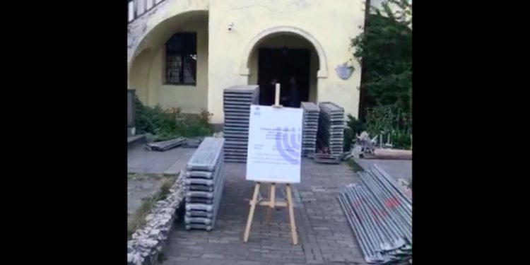 Spór o synagogę w Krakowie. Naczelny rabin przeszedł przez ogrodzenie [WIDEO]