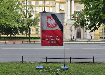 Zgrzyt w programie TVN: Poseł PO podarował politykowi PiS znaczek z „Konstytucją”