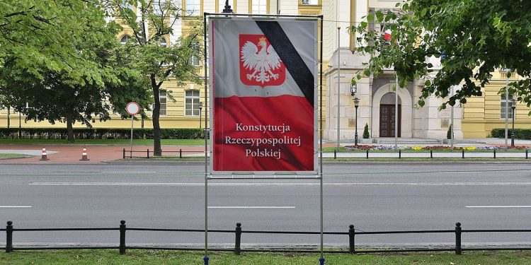 Zgrzyt w programie TVN: Poseł PO podarował politykowi PiS znaczek z „Konstytucją”