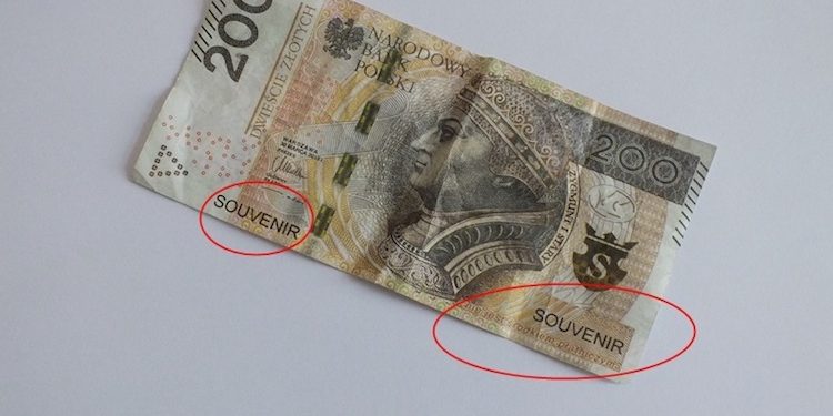 Oszuści płacą banknotami prezentowymi. Jest pierwsza ofiara