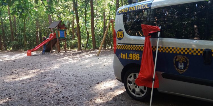 Boa dusiciel na placu zabaw. Znalazły go dzieci