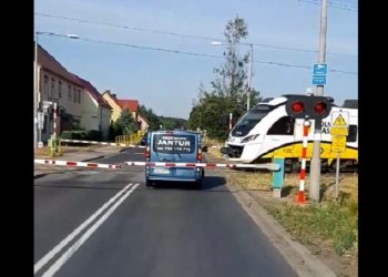 Bus z pasażerami utknął między szlabanami [WIDEO]