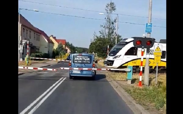 Bus z pasażerami utknął między szlabanami [WIDEO]