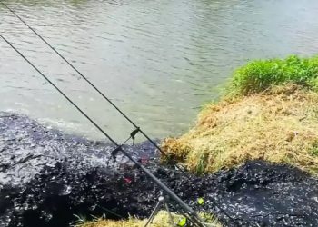 Czarna breja w rzece. Władze uspokajają. „Woda jest czysta”