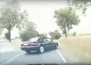 Wyprzedzanie zakończył dachowaniem. Wstrząsające nagranie [WIDEO]