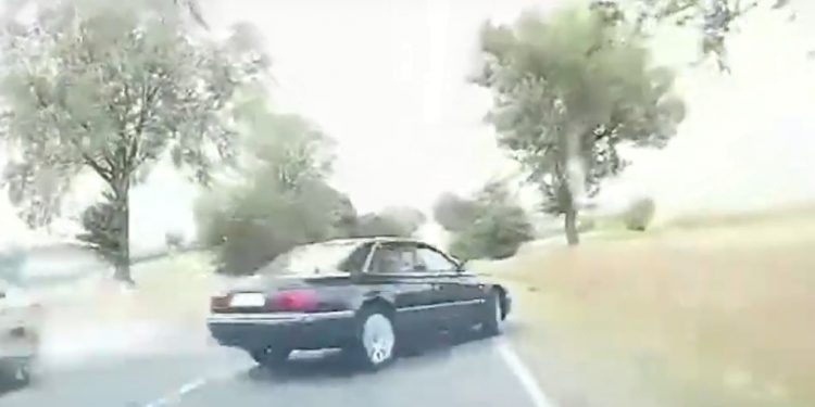 Wyprzedzanie zakończył dachowaniem. Wstrząsające nagranie [WIDEO]