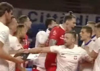 Polscy siatkarze wygrali z Rosjanami. Po meczu doszło do szarpaniny [WIDEO]