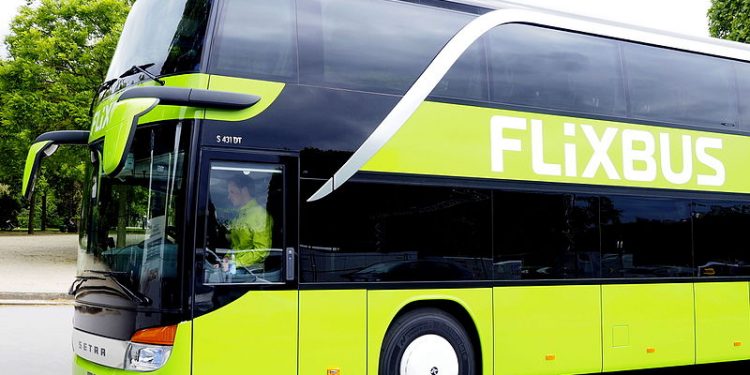 Flixbus zwolnił kierowcę za tatuaż „Mein Kampf”