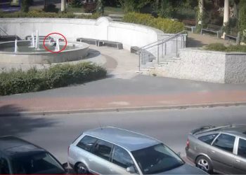 Omal nie utonął w miejskiej fontannie. Był pijany [WIDEO]