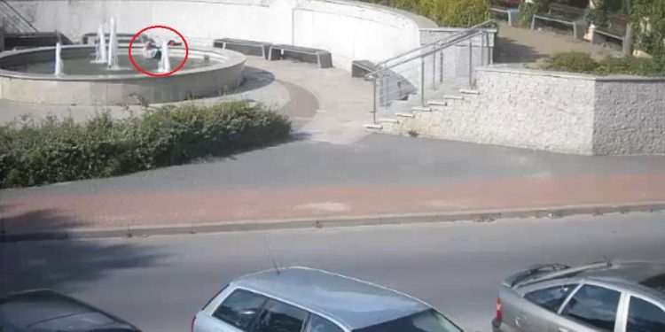 Omal nie utonął w miejskiej fontannie. Był pijany [WIDEO]